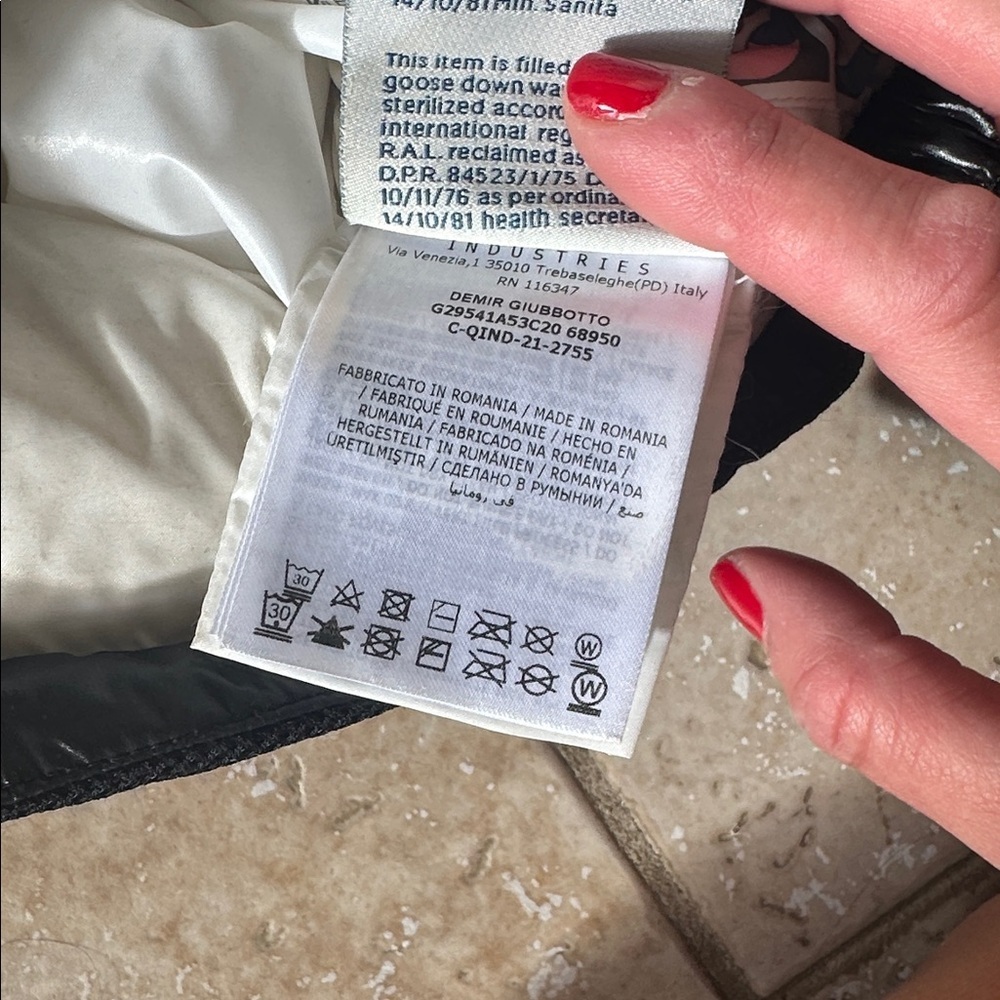 Moncler jacket Authentic - Picture 13 of 17